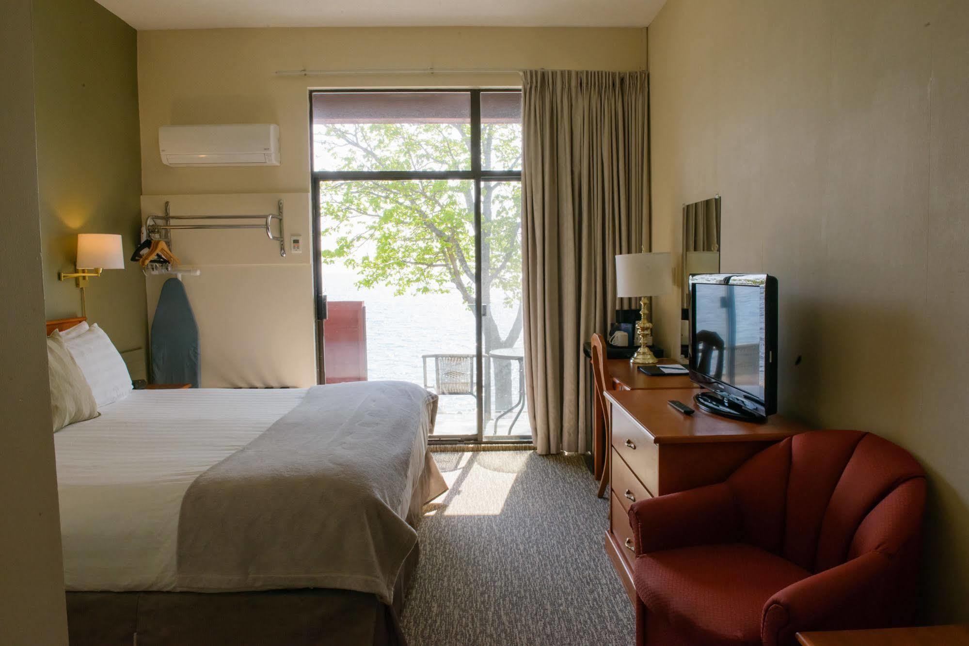Driftwood Inn Sechelt Ngoại thất bức ảnh