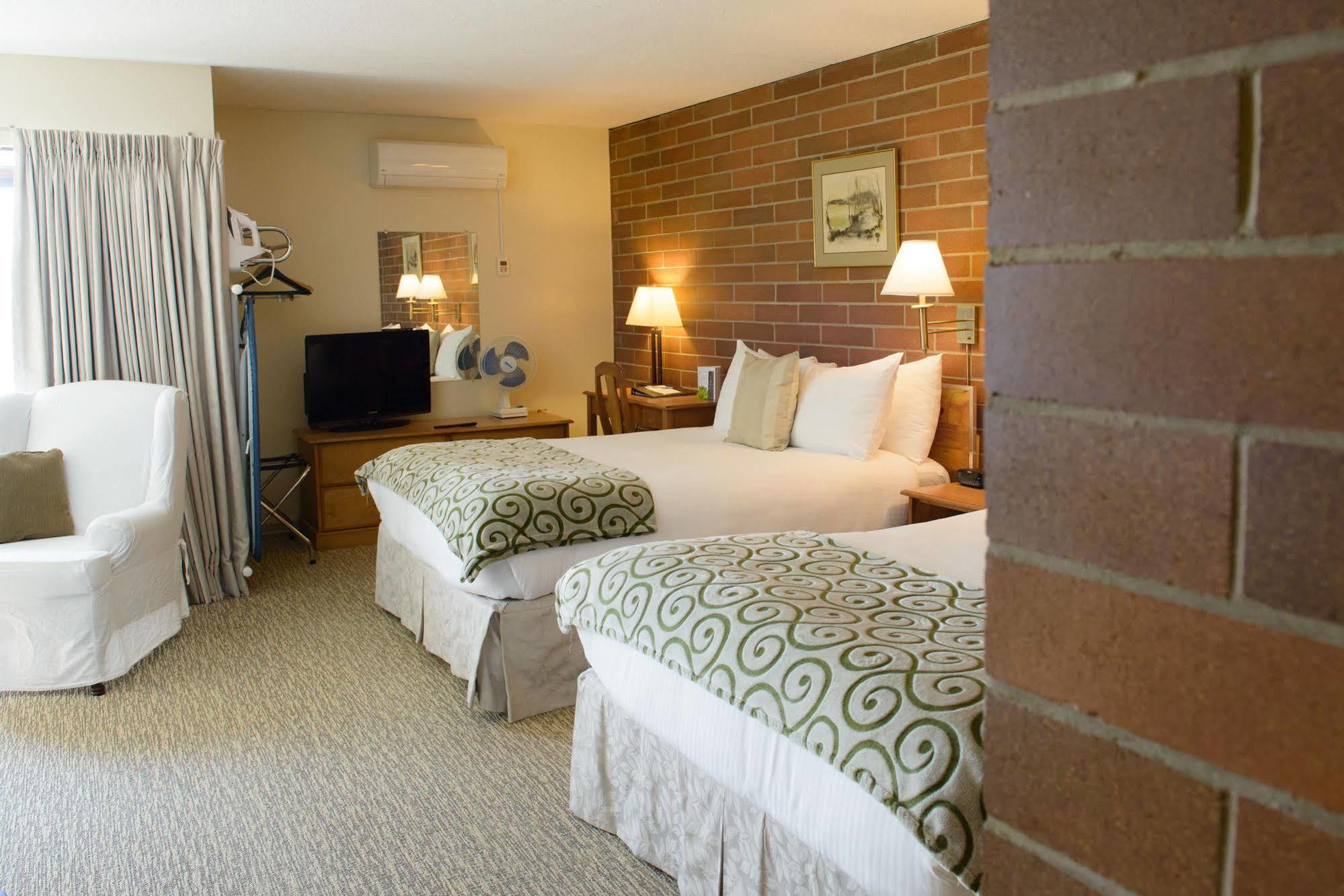 Driftwood Inn Sechelt Ngoại thất bức ảnh