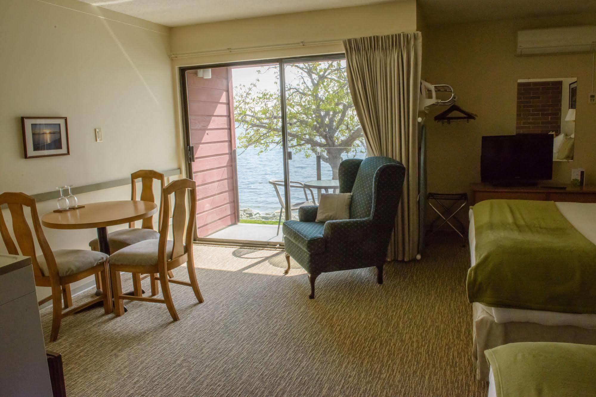 Driftwood Inn Sechelt Ngoại thất bức ảnh