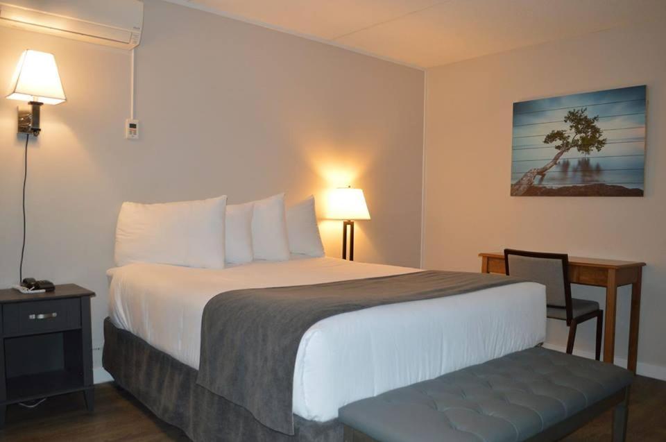Driftwood Inn Sechelt Ngoại thất bức ảnh