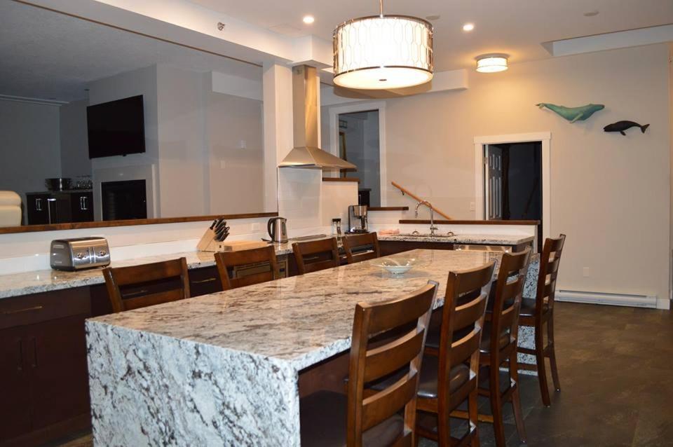 Driftwood Inn Sechelt Ngoại thất bức ảnh