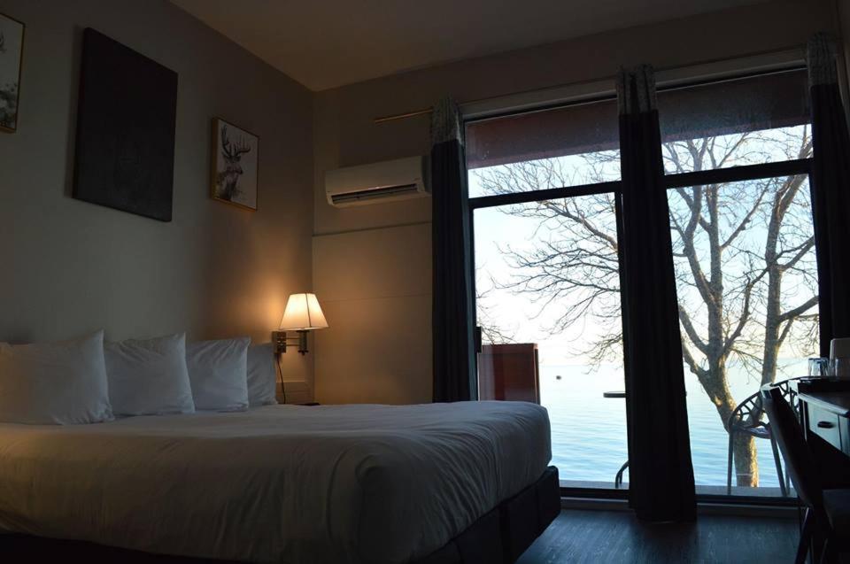 Driftwood Inn Sechelt Ngoại thất bức ảnh