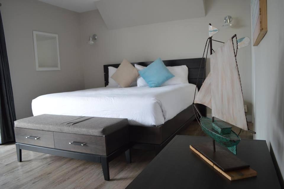 Driftwood Inn Sechelt Ngoại thất bức ảnh